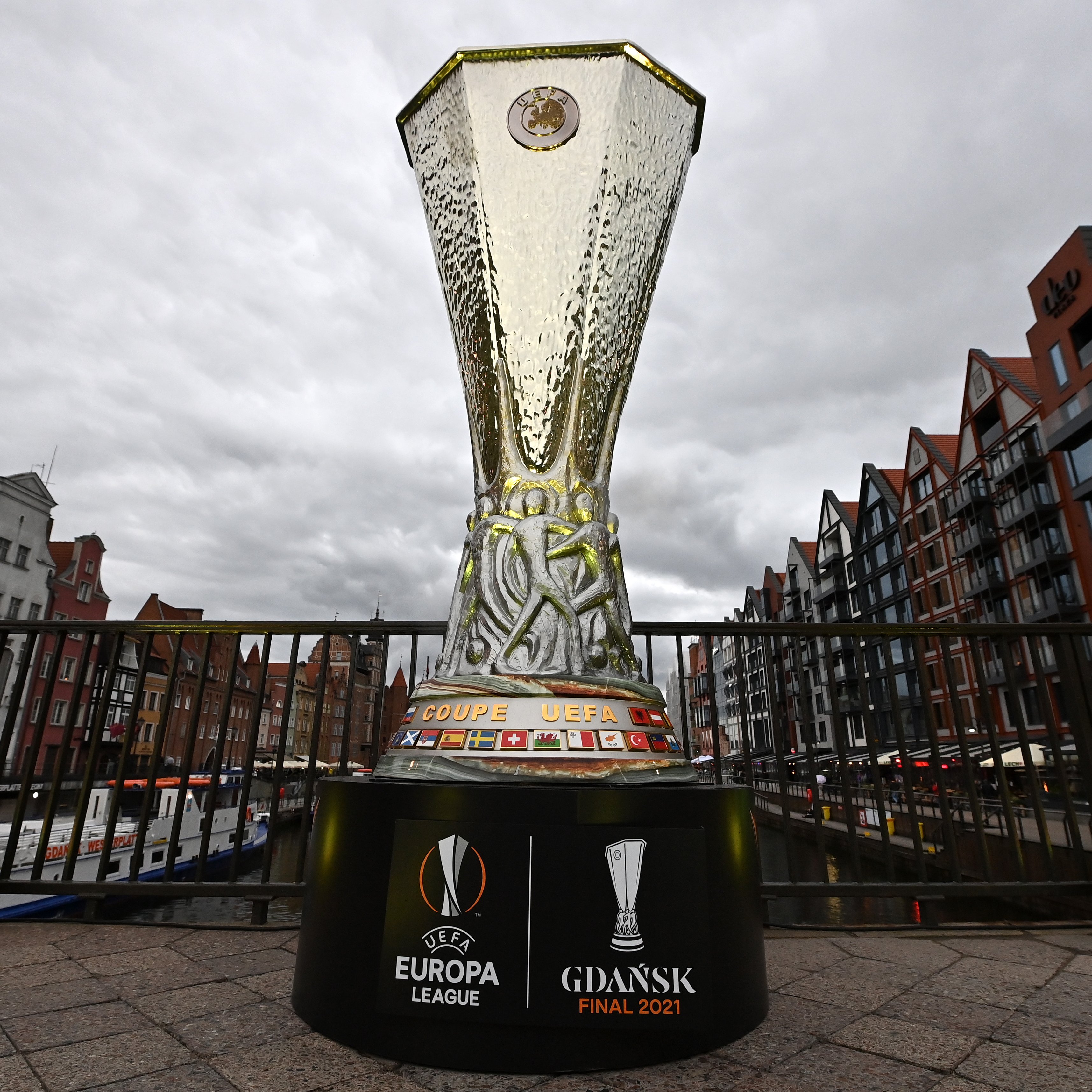 Manchester United y el Villarreal de los argentinos definen la Europa League