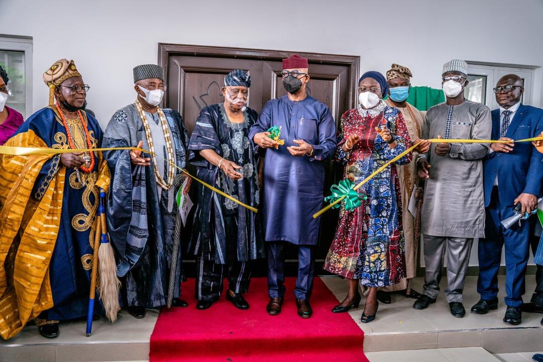 Eschew sensational reportage, focus more on developmental journalism - Abiodun tasks journalists

...inaugurates Osoba Press Centre

Ogun State Governor, @dabiodunMFR, has tasks journalists in the country on the need to focus more on responsible and developmental journalism, ...