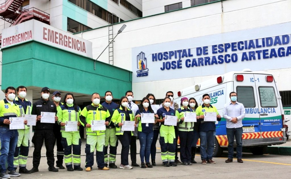 Hombres y mujeres paramédicos recibieron por parte de <a href="/alvarracin1976/">Fabián Alvarracín</a>, gerente de <a href="/IESSHJCA/">Hospital de Especialidades José Carrasco Arteaga</a>, el reconocimiento por su ardua labor en la atención a pacientes COVID19 y de otras patologías. 
Gracias a su aporte, este hospital continúa con sus servicios de emergencias.

#IESSPorTi