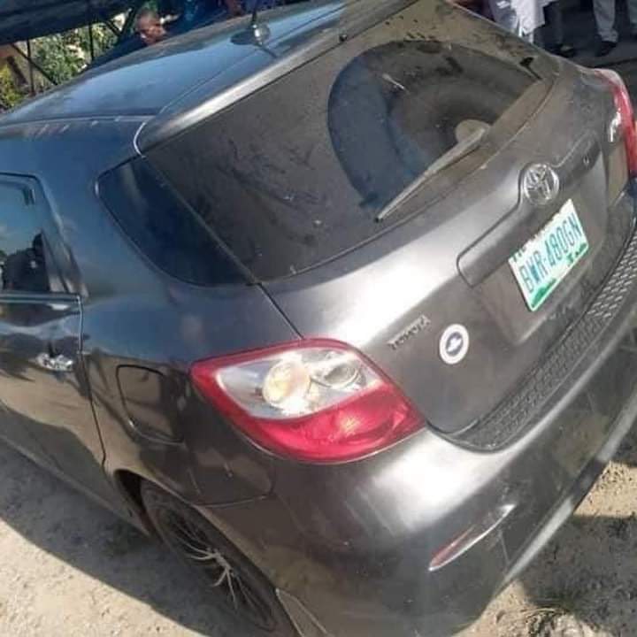 LopezIyke_'s tweet photo. This man on military uniform met a guy at Eleme Junction, heading to Akwa Ibom State, Ikot Abasi to be precise and begged for a lift, the innocent car owner(driver) gave him a lift, but unknowingly, he had other motives. https://t.co/Li4VZQW0H9