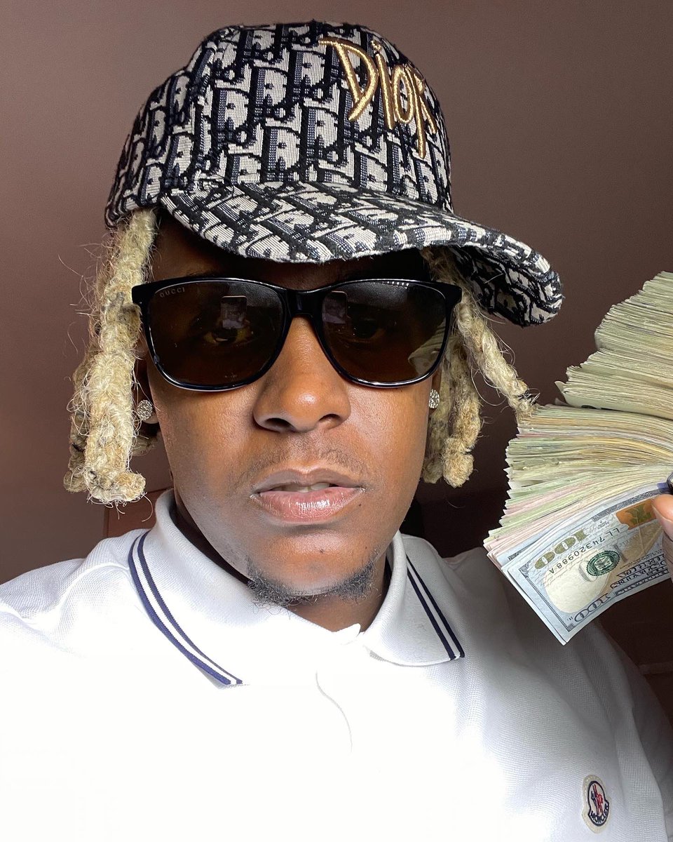 OnehandRick's tweet image. Ask yo hoe she ain’t neva seen me without a Bag💰 lil bitch