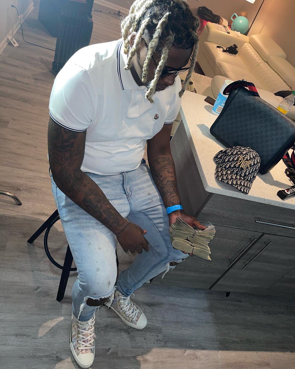 OnehandRick's tweet image. Ask yo hoe she ain’t neva seen me without a Bag💰 lil bitch