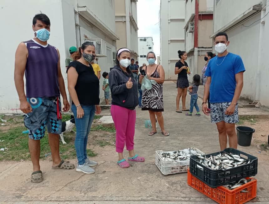 #Maturín 1️⃣1️⃣3️⃣6️⃣ kilos de sardina 🐟 fueron distribuidos en la parroquia Santa Cruz gracias al trabajo mancomunado entre @CorpescaMonagas y @ClapMonagas beneficiando a 8️⃣7️⃣2️⃣ familias. Fueron 8️⃣ sectores los atendidos en esta jornada. #PalestinaLibre