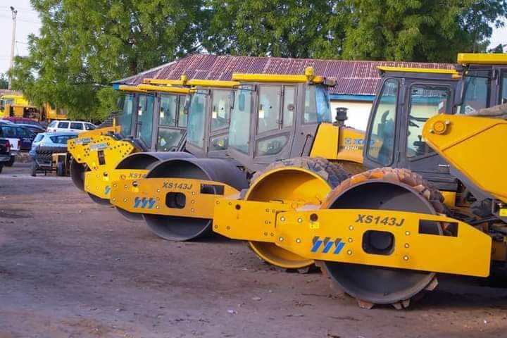 OvieNews's tweet photo. Engineer Zulum acquires 18 heavy duty road construction equipment at N1.4bn to kick start Borno urban renewal project . This will reduce the cost of road maintenance and construction. https://t.co/j6ZYtgWE3U