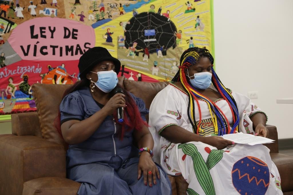 UnidadVictimas's tweet photo. 🔵 #EnVivo 📡| "Nosotras estamos construyendo desde las experiencias vividas": María Eugenia Urrutia, representante #Afromupaz. #MujerTuVozEsDignidad #UnidosPorLasVíctimas🫂 https://t.co/Y689dzn3eM
