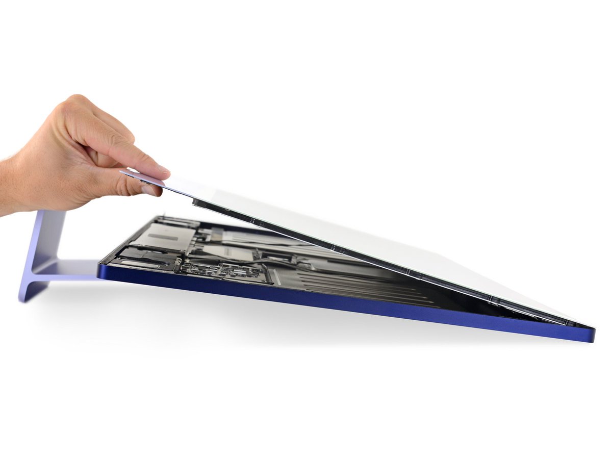 MKBHD's tweet photo. The iFixit teardown of the M1 iMac is hilarious. There is SO much extra space 😅

https://t.co/Vq3BZdU85o https://t.co/e1bq35weaT