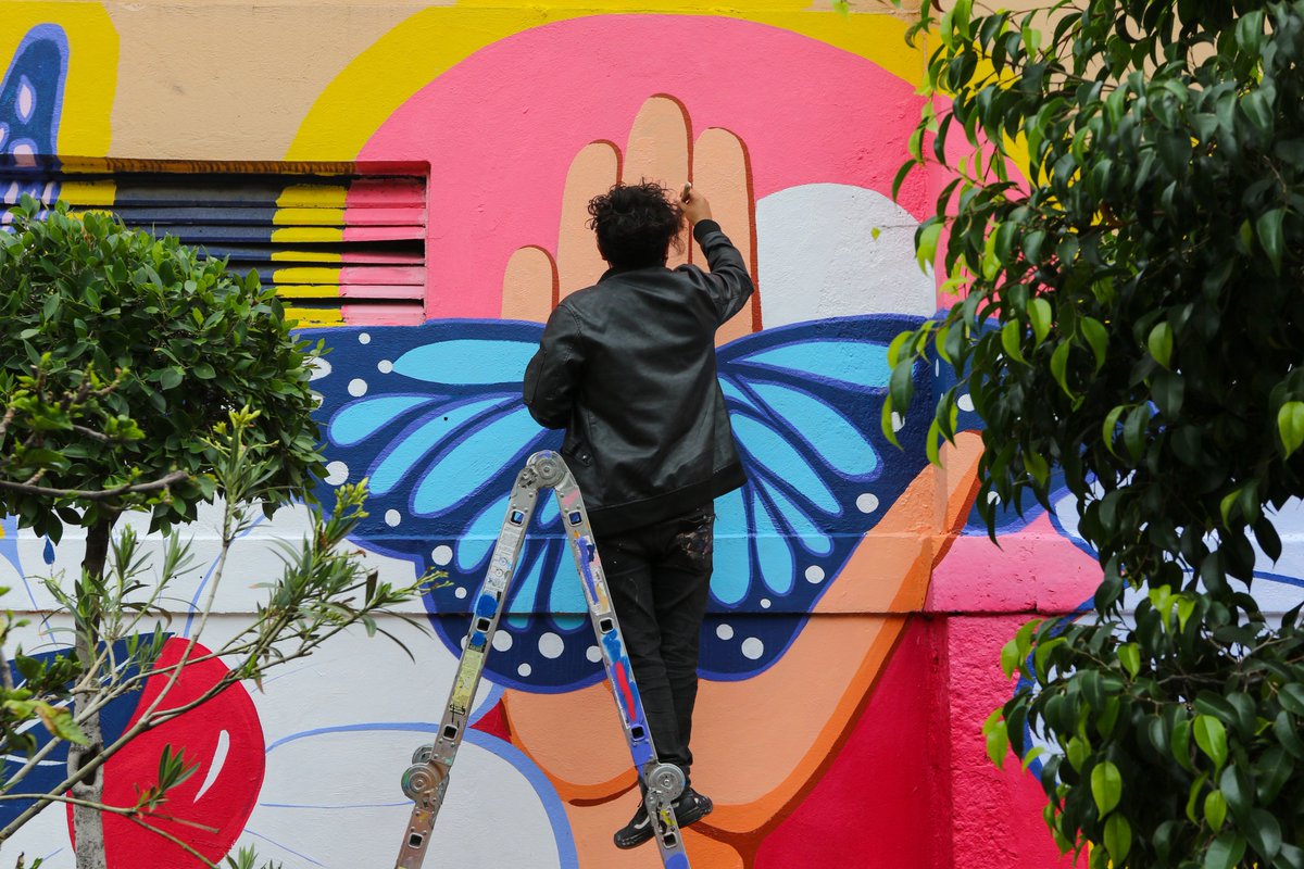nenulo's tweet photo. A nombre de la @AlcCuauhtemocMx, agradezco a la artista a #SofiaCastellanosArt, autora del mural que se encuentra en la fachada del mercado de la #Ciudadela en la colonia #Centro, gracias a @ExpediaES por el apoyo para la creación de espacios que promueven el turismo y las artes. https://t.co/09brwfhcv0