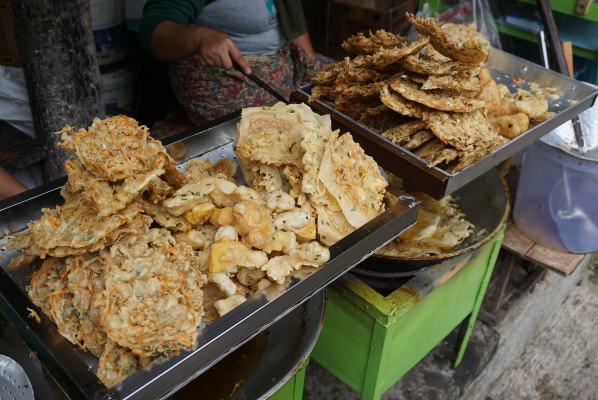 infotegal's tweet photo. Mampir di Guci, jangan lupa beli bakwan guci. Bakwan yang didominasi dengan wortel yang potongannya relatif besar. Rasanya kres-kres, ada manis-manisnya gitu. 

Pas banget disantap setelah berendam air hangat di Guci. 

#Tegal #Slawi #infotegal #kulinertegal #tegalculinary https://t.co/HtIu8HyEdg