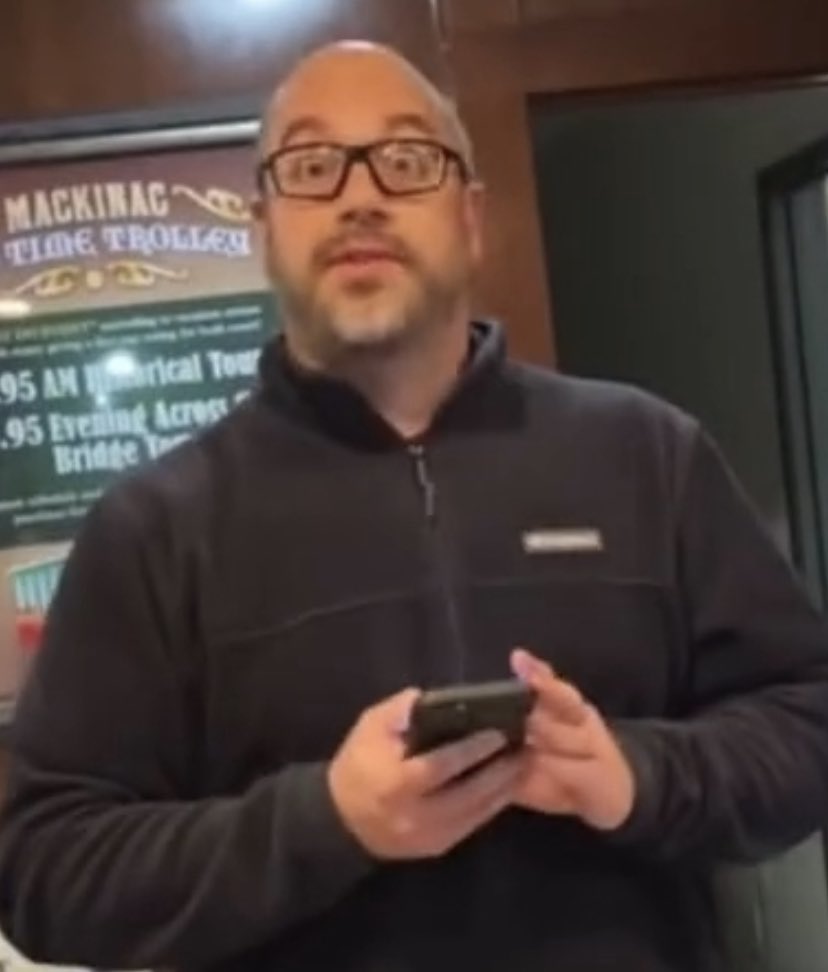 davenewworld_2's tweet image. This is the hotel owner of Crown Choice Inn &amp;amp; Suites in Mackinaw City, Michigan. He hurled insults at a customer and kicked out an innocent family in the middle of the night because their room got flooded.

Full story:
facebook.com/620404775/post…