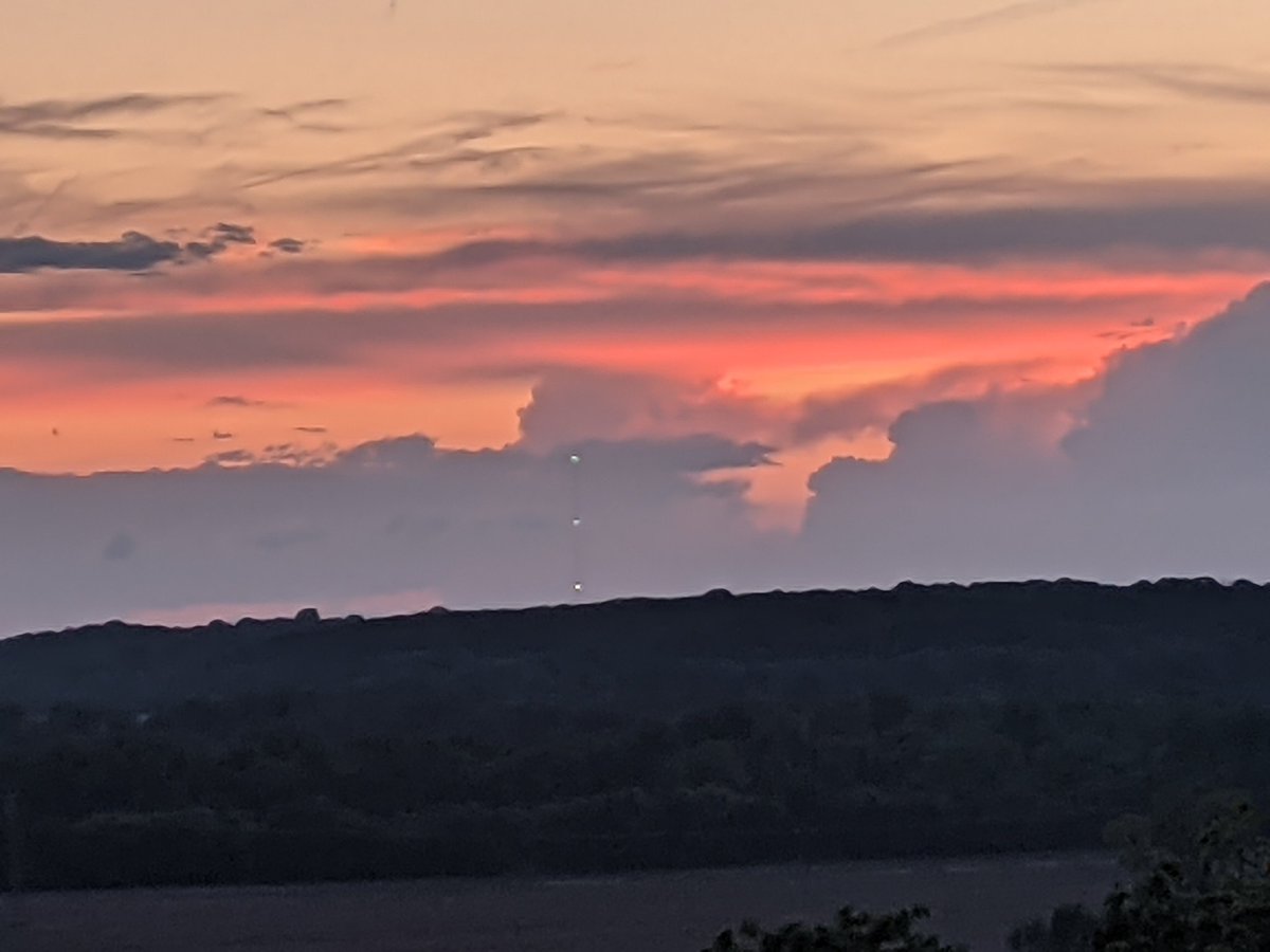 Beautiful sunset. @41actionnews <a href="/glezak/">Gary Lezak</a> <a href="/CityofShawneeKS/">City of Shawnee, KS</a>