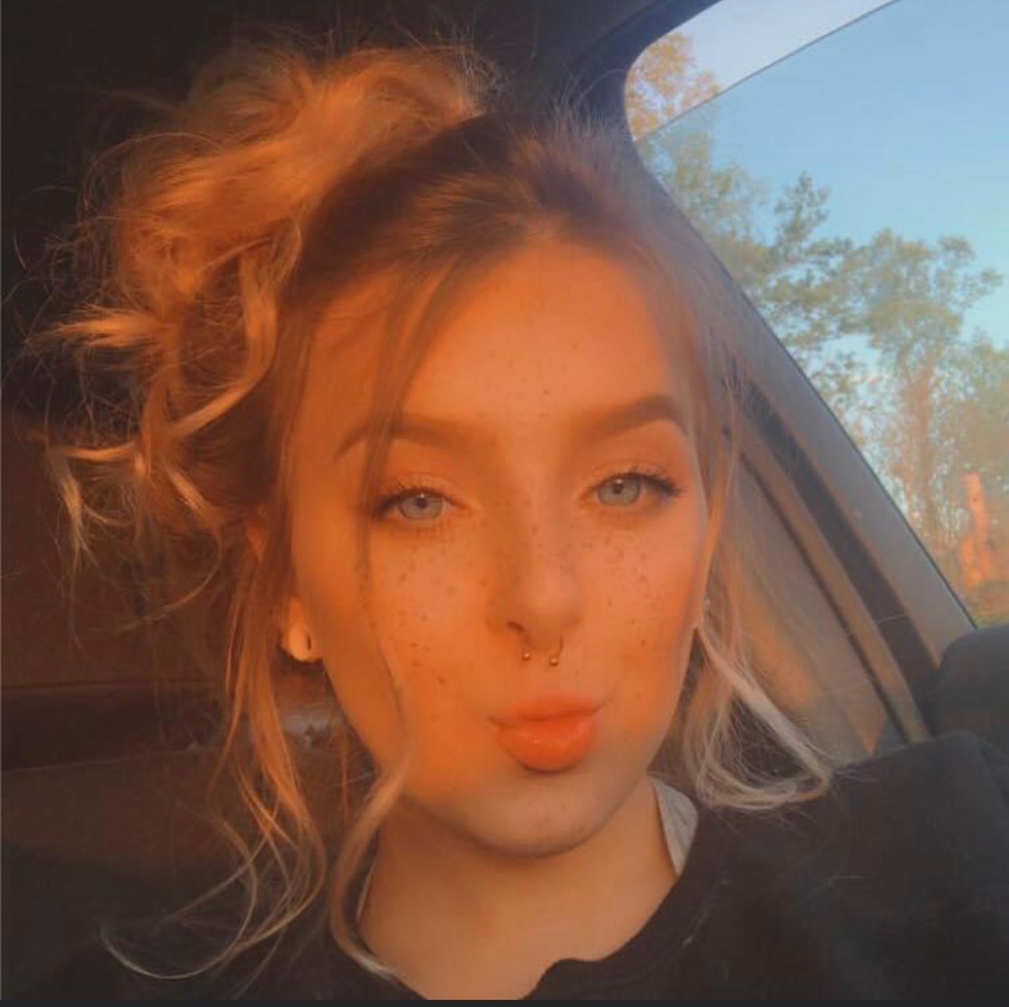 Hannah_G69's tweet photo. Hi! I’m Hannah! New to nswf twitter so here’s some stuff about me. 
•Turned 18 last week 
•105 lbs 5”2 
•Sub
•Bisexual 
•Mom
•hard kinks
• love yo heat stories/confessions 
•love dick pics 
•was voted most likely to do porn from my class 😅 
•dms always open 
#NSFW https://t.co/1TuuRzgLrr