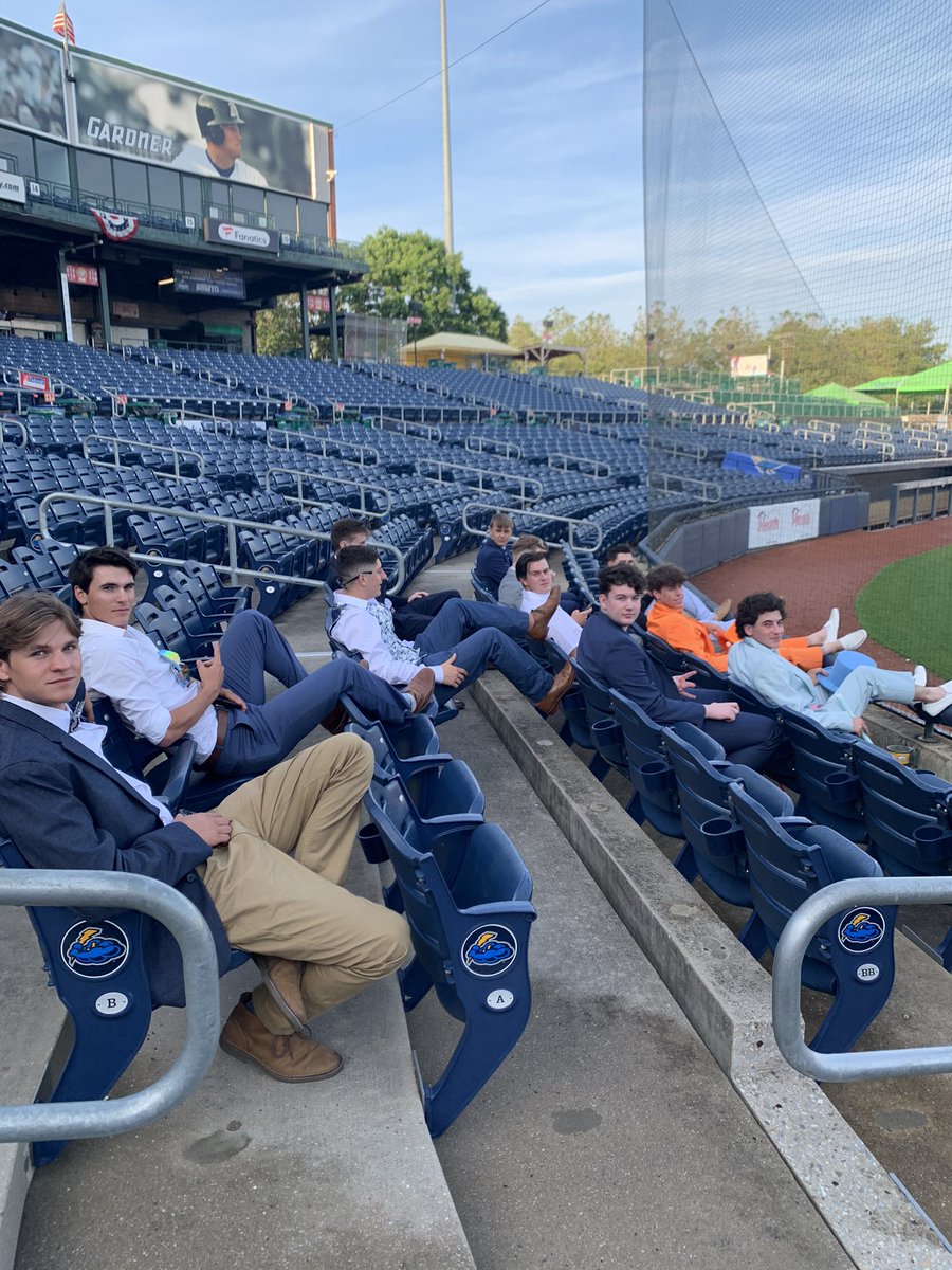 ⅅᎯᏇℕ ᏇℋℐᏆℰ tweet media