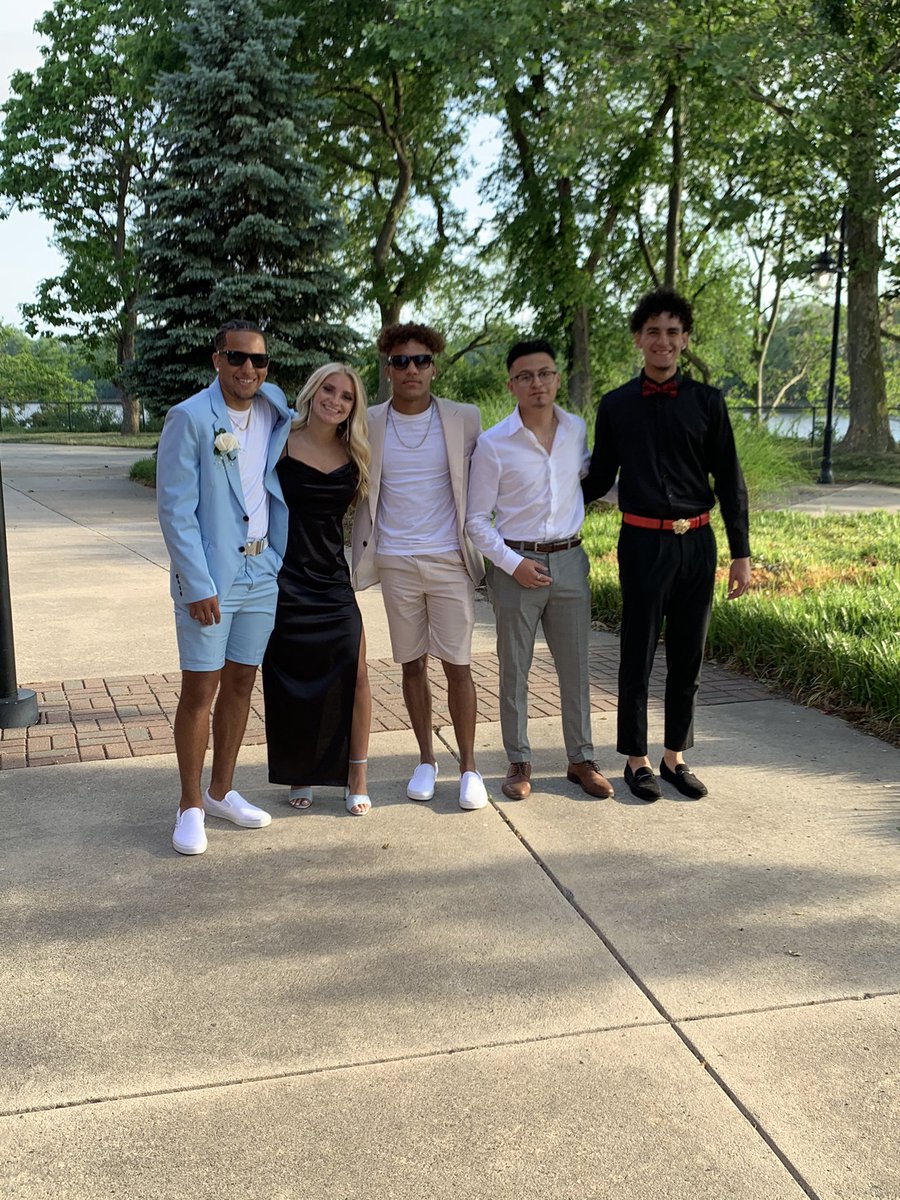 ⅅᎯᏇℕ ᏇℋℐᏆℰ tweet media