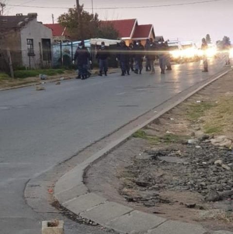 Iam_TheBossLady's tweet photo. Enough is enough really for years I've seen my town disintegrate into a ghost town due to the ANC administration.
.
.
In 2021 people will go for days without water but they have taps.
#Harrismith #ServiceDeliveryProtest #AceMagashule #ANC #MalutiAPhofung https://t.co/Jaq8L2m13f