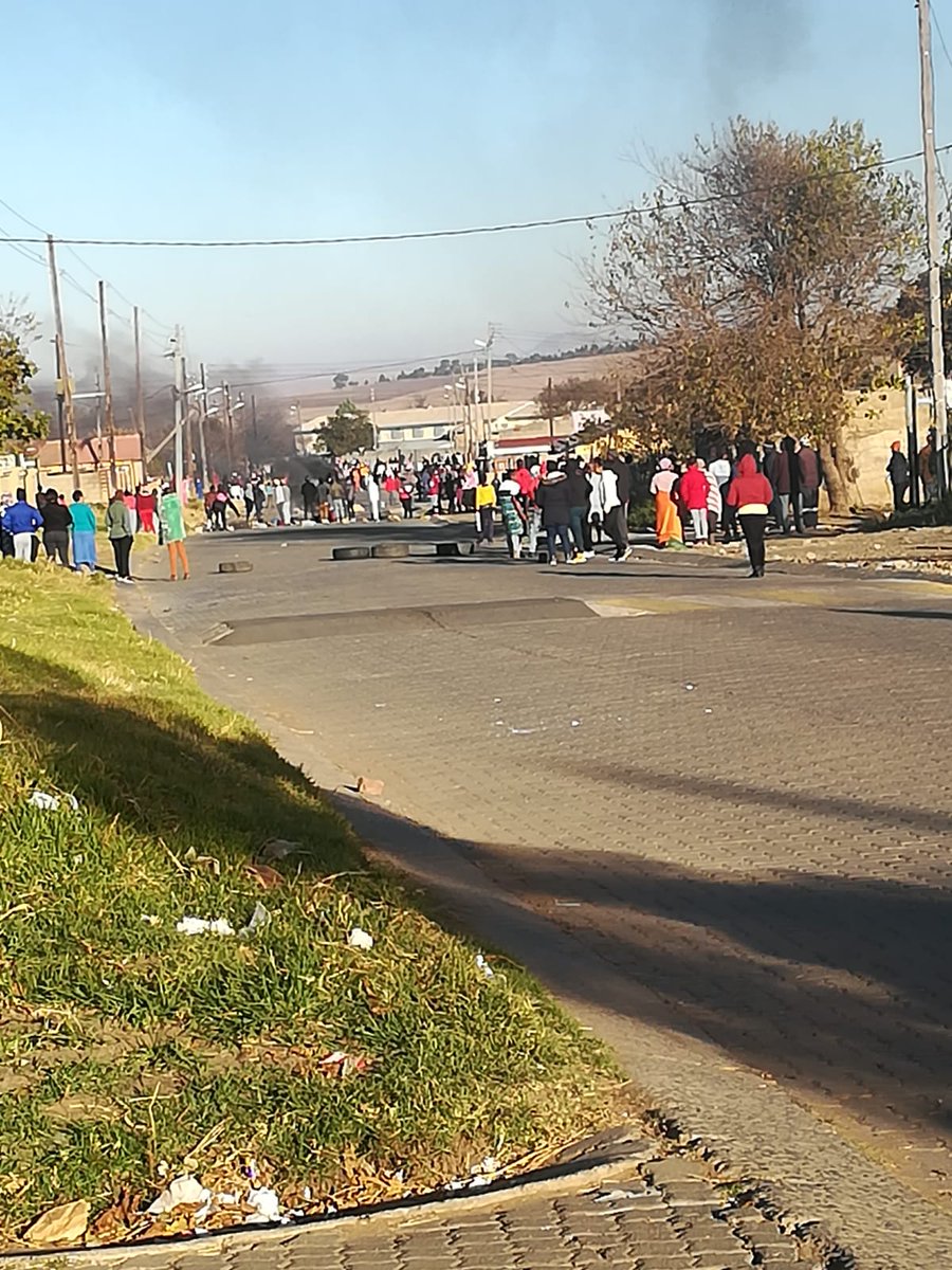Iam_TheBossLady's tweet photo. Enough is enough really for years I've seen my town disintegrate into a ghost town due to the ANC administration.
.
.
In 2021 people will go for days without water but they have taps.
#Harrismith #ServiceDeliveryProtest #AceMagashule #ANC #MalutiAPhofung https://t.co/Jaq8L2m13f