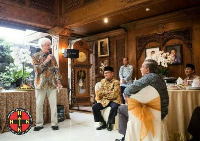 JostKoko's tweet photo. 26/5/2021
HUT ke-85
Romo Frans Magnis Suseno
Sang Filsuf "kasman"
beKAS jerMAN
punya KASih &amp; iMAN

Suseno ia ambil dari "Su" (baik) &amp; Seno (nama lain "Bima", simbol keberanian)

Semoga jiwa &amp; semangat kenegarawanannya mjd teladan &amp; inspirasi bagi kita yg mengaku sbg org Indonesia https://t.co/Ttgn6iCZ40