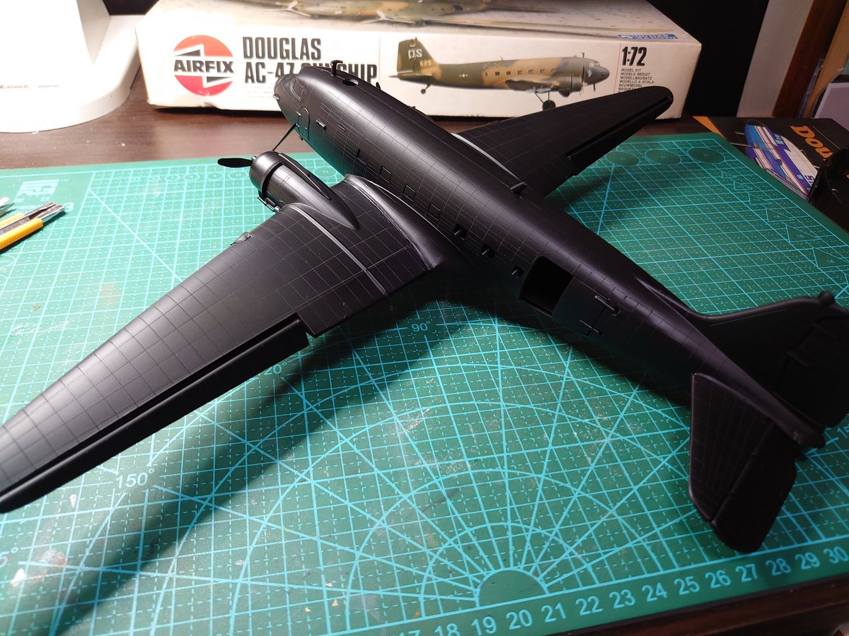 taitan55red's tweet photo. エアフィックス1/72
ダグラスAC-47 ガンシップ の進捗。
機体全面に缶スプレーの黒サフを塗装。
デカールは使えるかな？
#AIRFIX #AC47 #GUNSHIP https://t.co/T39owGkxBA