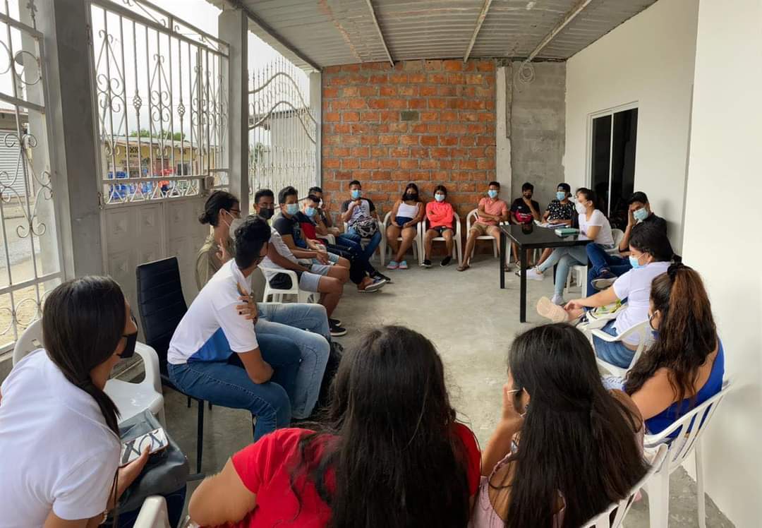 JDC_Manta's tweet photo. El fin de semana conocimos el caso de la señora María, quien tiene un hijo con discapacidad, que necesita mucha ayuda. 

Gracias a buenos amigos pudimos llegar a su casa con dos canastas de alimentos que le servirán de mucho. 

🧡💙

#SomosLaFuerzaDelCambio #ComunidadJovenDeManta https://t.co/F4Hq753GzD