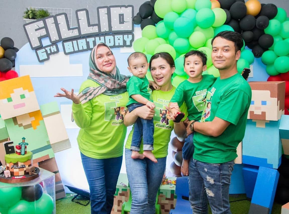 Yeaaaayyy serunyaaa kemaren acaraa ulang tahun fillio walau di rumaaah ajaaa. Kesayangan budhe udah 6 tahun sekarang. Udahhh mulai kalem dan dewasa hehehe. Wish you all the best sayangg IO. 

Souvenir tas nongol dikit.. sudah tentu dari @maxmax_collection