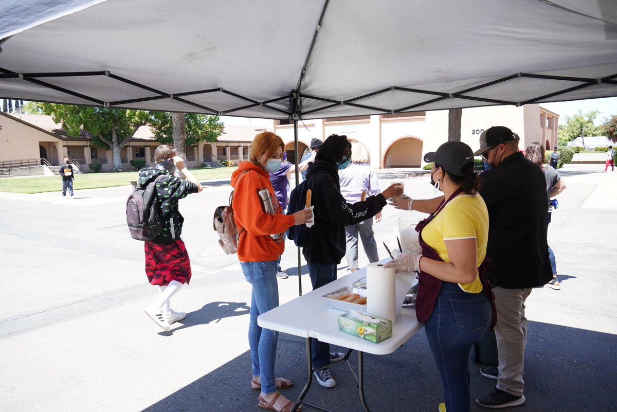 MercedUHSD's tweet photo. Yosemite High held a delicious event today to reward high achieving students. Those who were in good standing in their classes and had good attendance were treated to churros and horchata, courtesy of Los Reyes Taco Truck. Way to finish strong, Dragons! #WeAreMUHSD https://t.co/4kjY0g90SF