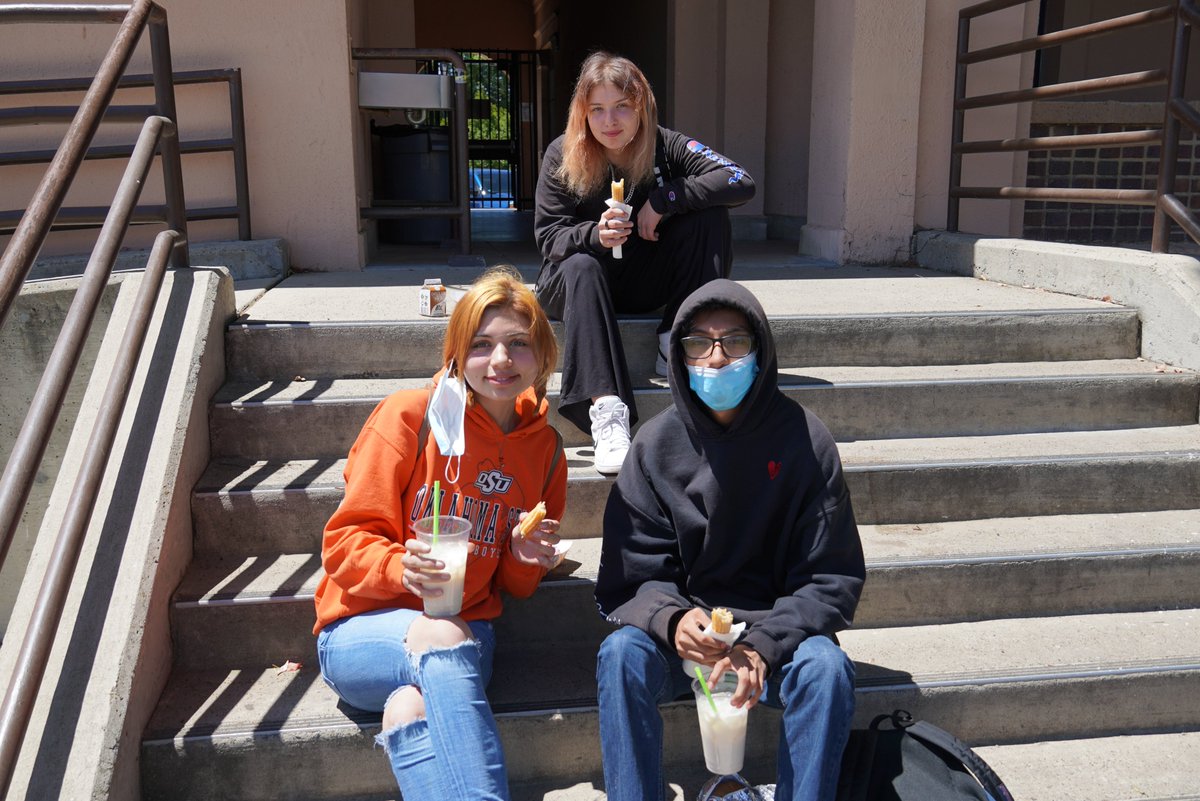 MercedUHSD's tweet photo. Yosemite High held a delicious event today to reward high achieving students. Those who were in good standing in their classes and had good attendance were treated to churros and horchata, courtesy of Los Reyes Taco Truck. Way to finish strong, Dragons! #WeAreMUHSD https://t.co/4kjY0g90SF