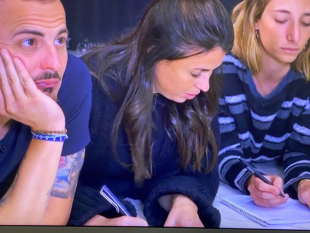 LisethMrquez1's tweet photo. Profe : chicos tomad apuntes y sacad ideas propias
Ofelia :
#MasterChef https://t.co/EugZYi23Ky