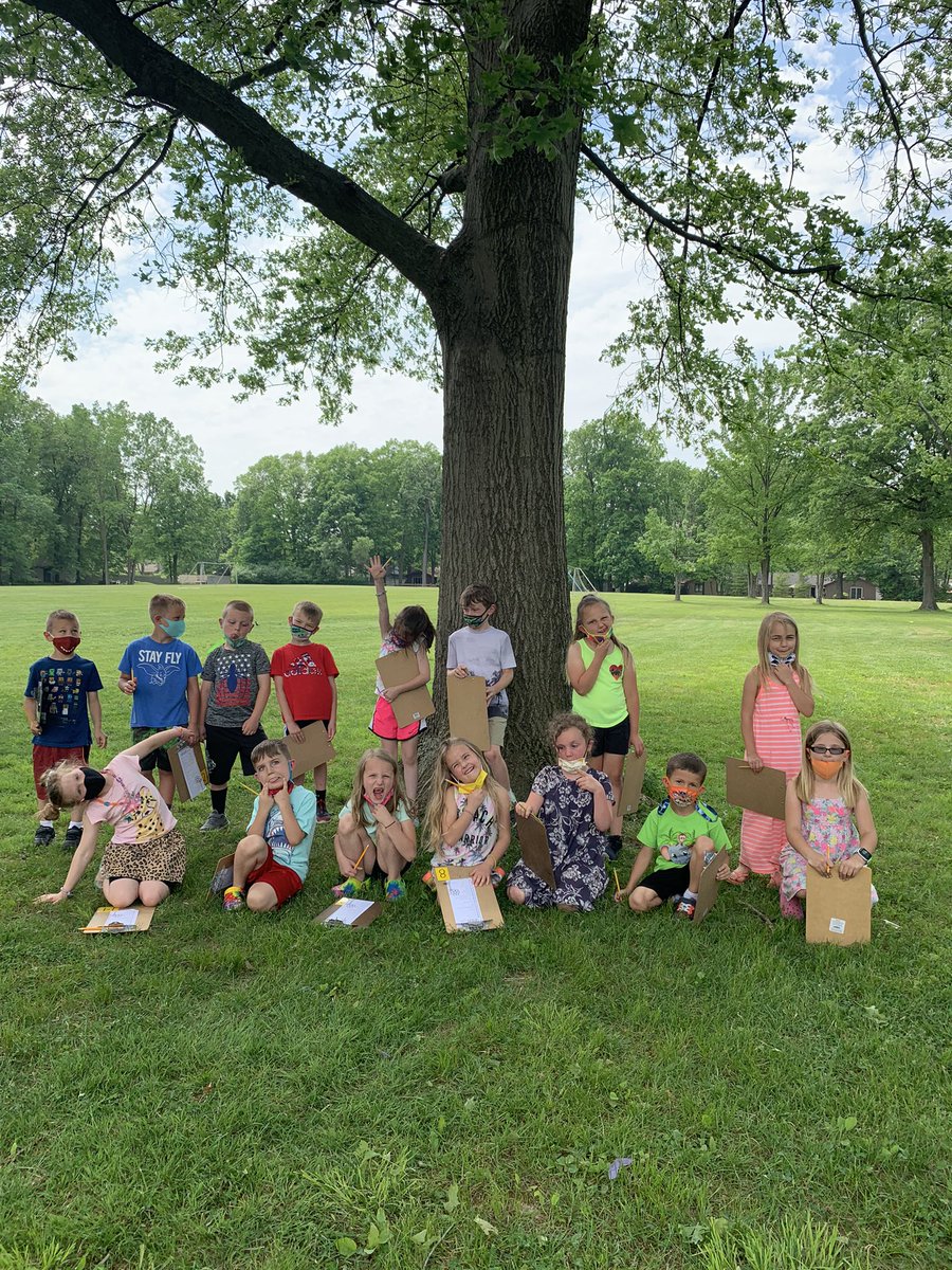 MissBusyB2's tweet photo. Today was all about nature! We ended this beautiful day with an outdoor scavenger hunt! #sun #nature #firstgrade https://t.co/8nMcLiYkwv