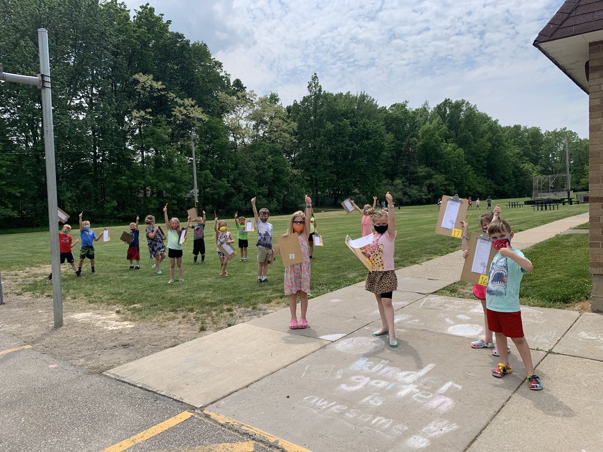 MissBusyB2's tweet photo. Today was all about nature! We ended this beautiful day with an outdoor scavenger hunt! #sun #nature #firstgrade https://t.co/8nMcLiYkwv