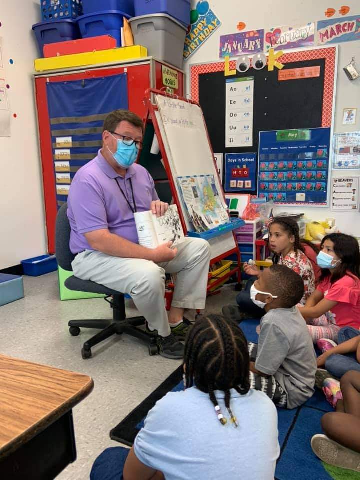 EasternElement4's tweet photo. Mr. Singleton came into Mrs. Davis’s and Ms. Littlefield’s first grade classes to read the book “The Story of Ferdinand” and taught them a small geography lesson too! #eespride https://t.co/zQ1l3XDMoL