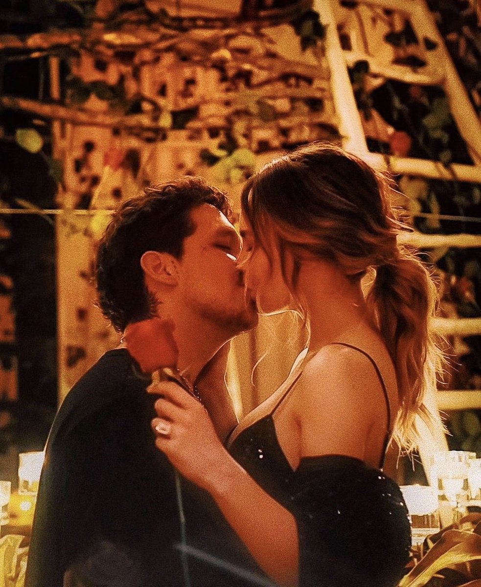 CotilleoLatino's tweet photo. Con esta fotografía @elnodal confirma que @belindapop aceptó el anillo de compromiso 💍 este sábado en #cotilleando por Euro Latina televisión te daremos todos los pormenores de esta pedida 🥰😍 ¡Qué viva el amor!
#cotilleolatinoinforma #cotilleolatino #belinda #nodal https://t.co/bMsaHrMj8b