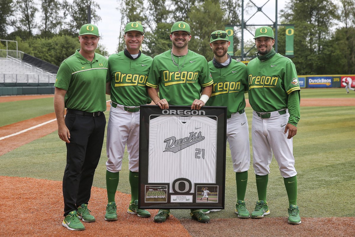 leeeahhhhh's tweet photo. Gonna miss watching them sooooo much! Go luck to @kenyonyovan21 Hope MLB scoops you up! Thank you for an amazing season! @OregonBaseball #GoDucks #YoBomb https://t.co/xRJNUjZzjI