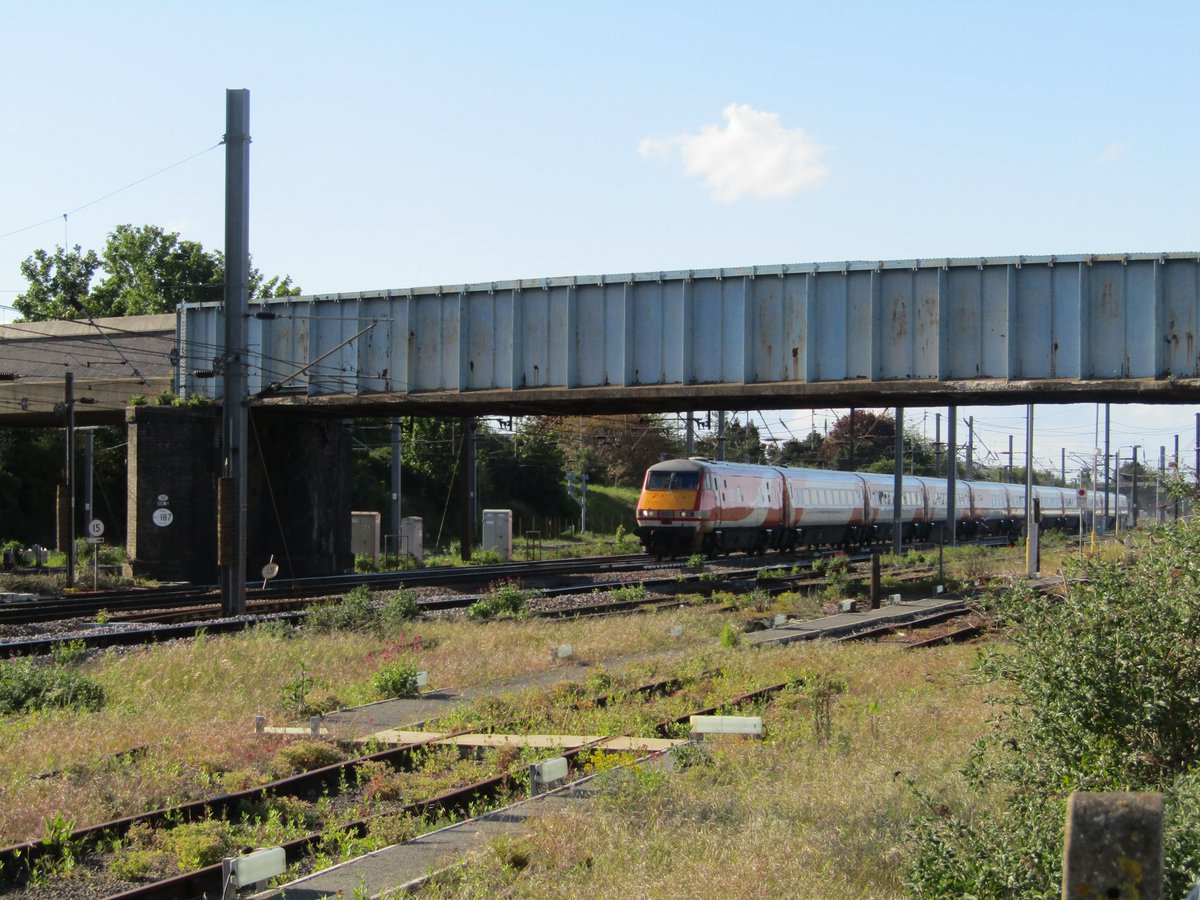 Bennybizzle1's tweet image. Class 91s on the ECML again! So Very nice to see 91110 "Battle of Britain memorial flight" and 91111 "For the fallen" around Peterborough today @LNER #intercity225 #class82 😂