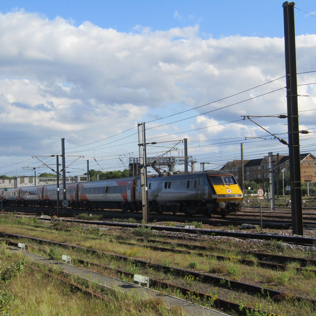Bennybizzle1's tweet image. Class 91s on the ECML again! So Very nice to see 91110 "Battle of Britain memorial flight" and 91111 "For the fallen" around Peterborough today @LNER #intercity225 #class82 😂