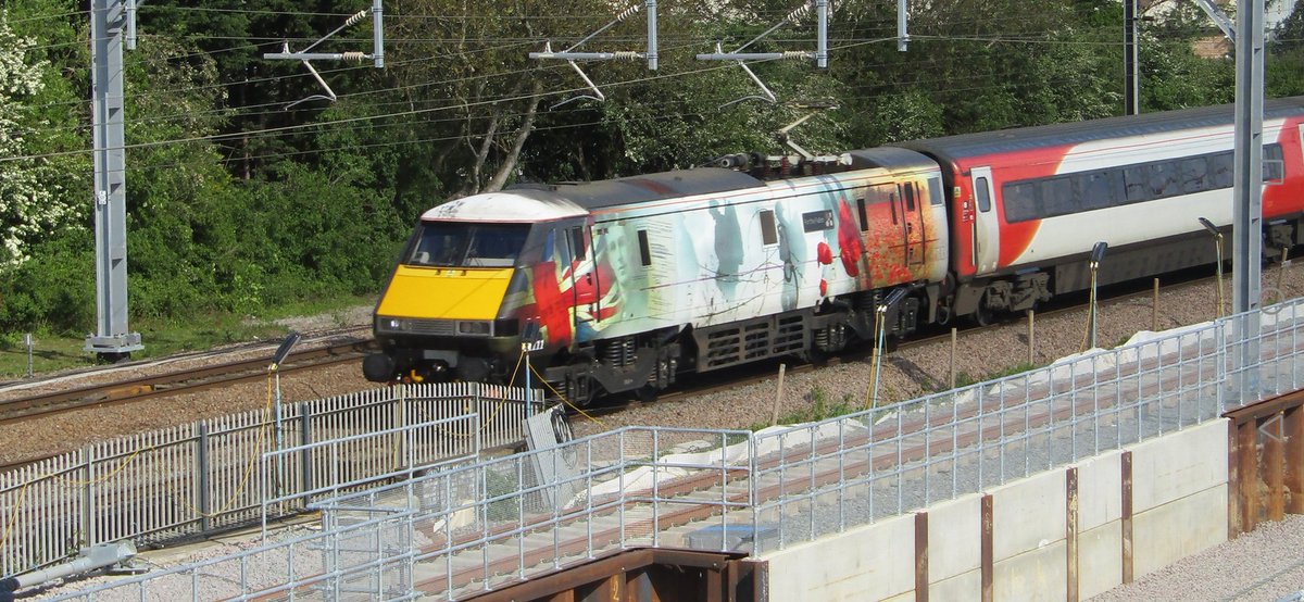 Bennybizzle1's tweet image. Class 91s on the ECML again! So Very nice to see 91110 "Battle of Britain memorial flight" and 91111 "For the fallen" around Peterborough today @LNER #intercity225 #class82 😂