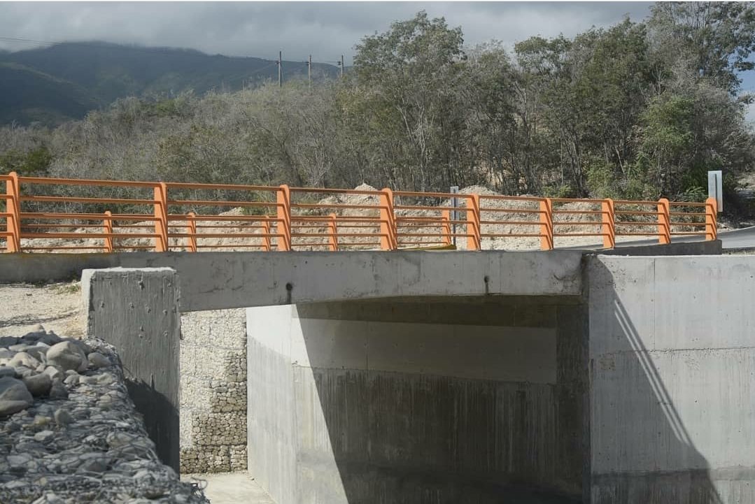 RDMOPC's tweet photo. #MOPCInforma Dentro de las obras concluidas e imprescindibles para el desarrollo de las comunidades, resalta el puente Polo, en Barahona.
#ConsejoDeGobiernoBarahona #PlanDeInversión https://t.co/RRLnWCDWT2