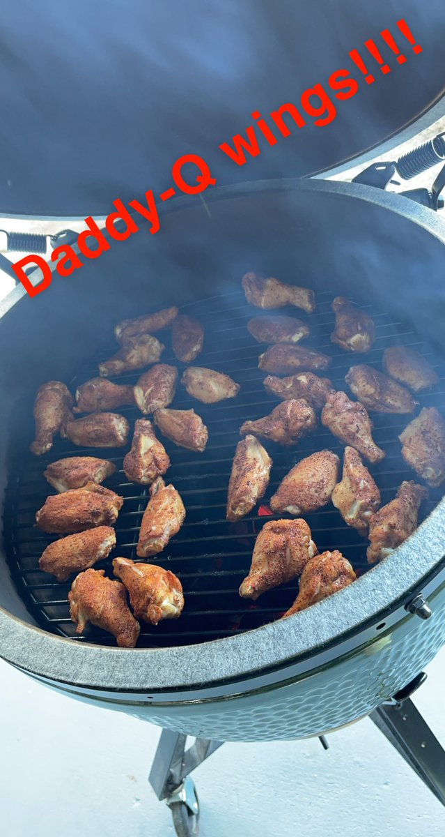 MvZpodcast's tweet photo. First attempt in the #biggreenegg #bge let's eat some #chicken #wings #chickenwings #daddyq https://t.co/nIrePzJXW8
