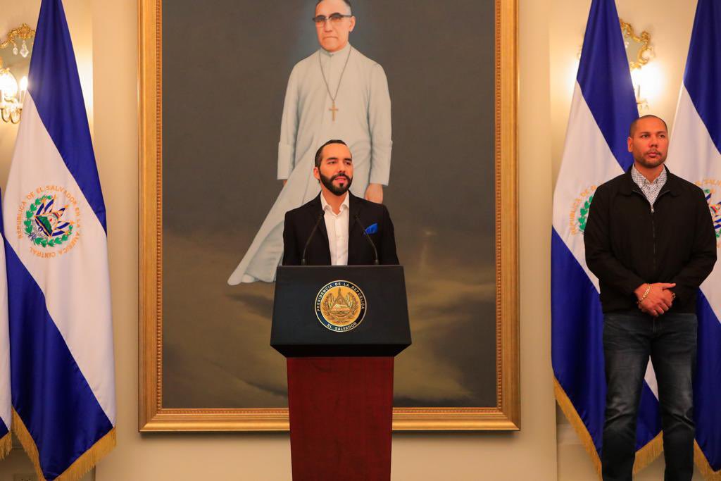 PresidenciaSV's tweet photo. "Bienvenidos a su patria, ustedes son un orgullo para nosotros, dentro de tantas cosas nos llenan de alegría", Presidente @nayibbukele. 🦀🇸🇻 https://t.co/xZfpuFwTqJ