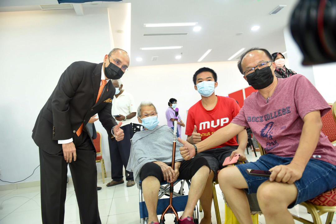 MohdShukriYajid's tweet photo. Visited MSUMC Private Specialist Hospital, to observe today's initial #Covid19 vaccination drive for the public and frontliners. Glad that the process went smoothly at @msumcmalaysia &amp; expediated procedures to ensure safe and healthy community @KKMPutrajaya https://t.co/1iv3xHDo8O