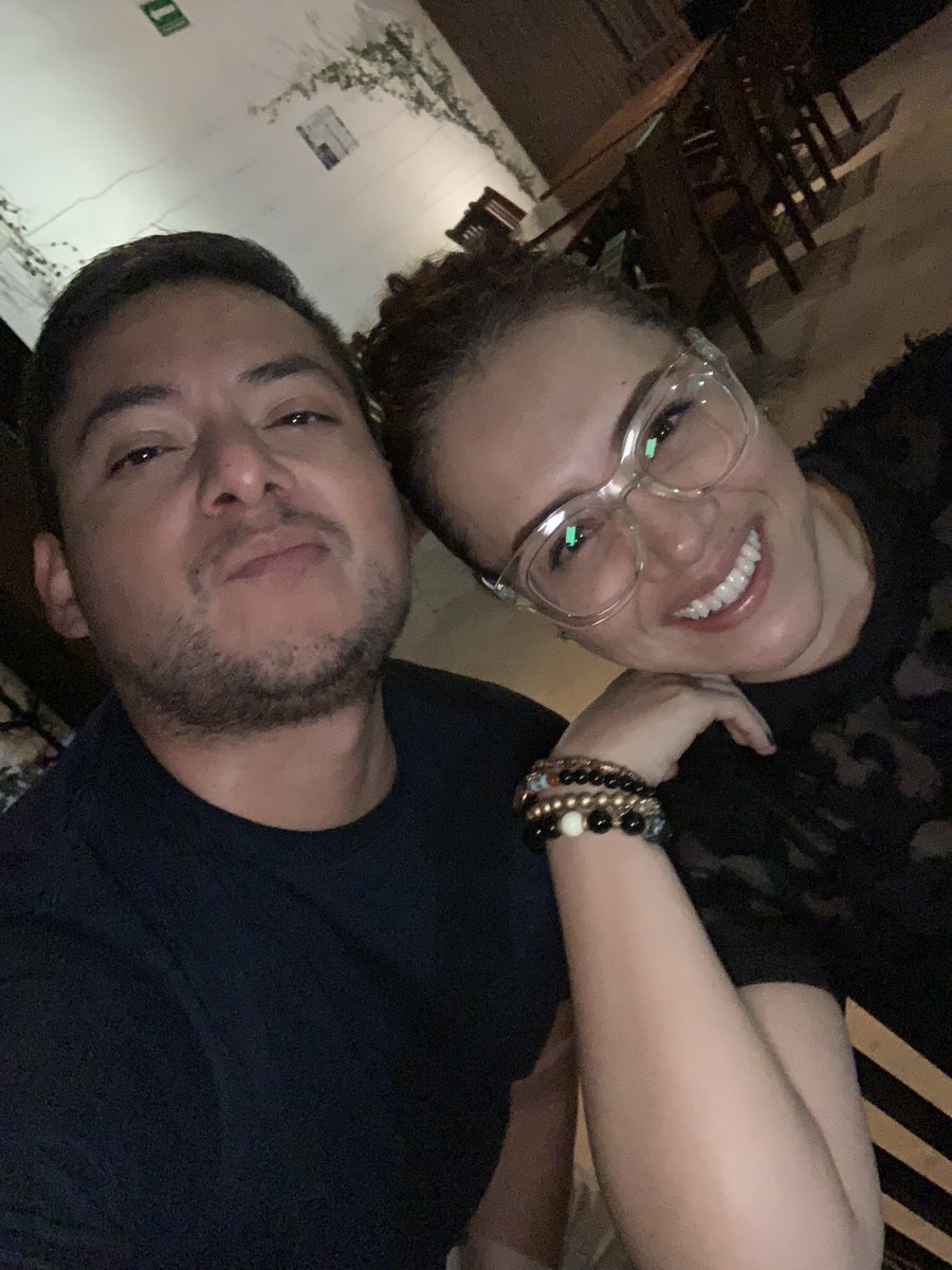 Fabiola_Rivera's tweet photo. Anoche cené con el ingeniero más guapo de la comarca @_CesarEscandon y reímos, chismoseamos, reflexionamos... y para nada extrañamos al contador @urieliky que nos cambió por su vida política. #QueLoSepa 😎 https://t.co/pw8WpZuuVk