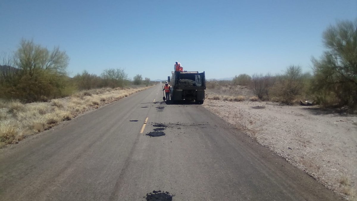 La Residencia de Caborca realiza trabajos de bacheo superficial con carpeta fría en el camino Trincheras E.C. Fed. No. 2, con el fin de mantener en buen estado la superficie de rodamiento y por la seguridad de quién transita por estos tramos de nuestra Red Carretera Estatal.