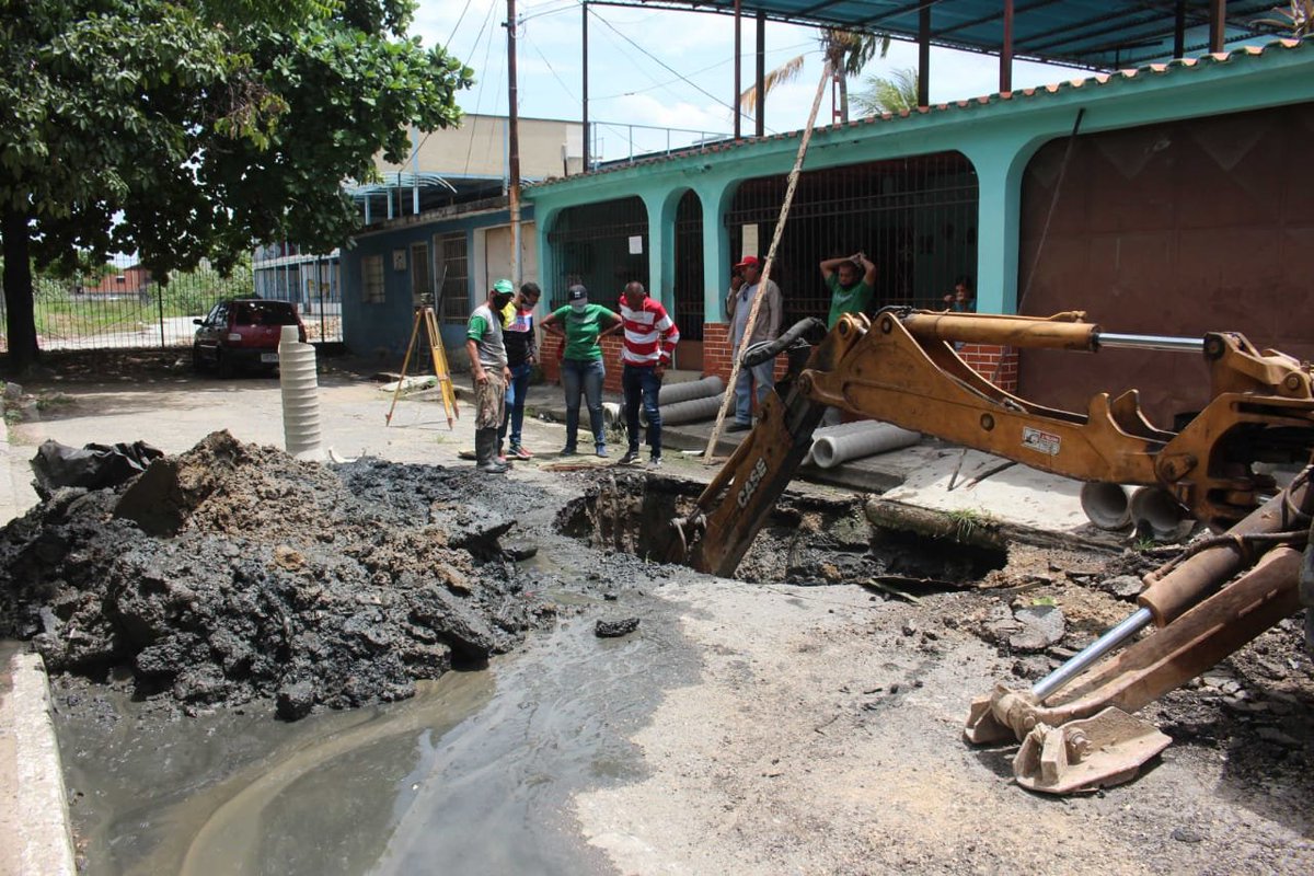 donysg's tweet photo. Bajo las Orientaciones de Nstra Alcaldesa @johanitakenpo Damos Inicio a la Sustitución de 52mts Lineales de Colector de Aguas Servidas de 10 Pulgadas en la Calle Araguaney de la Comunidad Los Caobos #CascoTurmero en beneficio de 400 Familias.
#JuntosConstruimosFuturo
#SERPUMAR https://t.co/1QWhtBYUuS