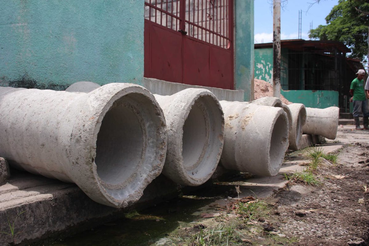 donysg's tweet photo. Bajo las Orientaciones de Nstra Alcaldesa @johanitakenpo Damos Inicio a la Sustitución de 52mts Lineales de Colector de Aguas Servidas de 10 Pulgadas en la Calle Araguaney de la Comunidad Los Caobos #CascoTurmero en beneficio de 400 Familias.
#JuntosConstruimosFuturo
#SERPUMAR https://t.co/1QWhtBYUuS