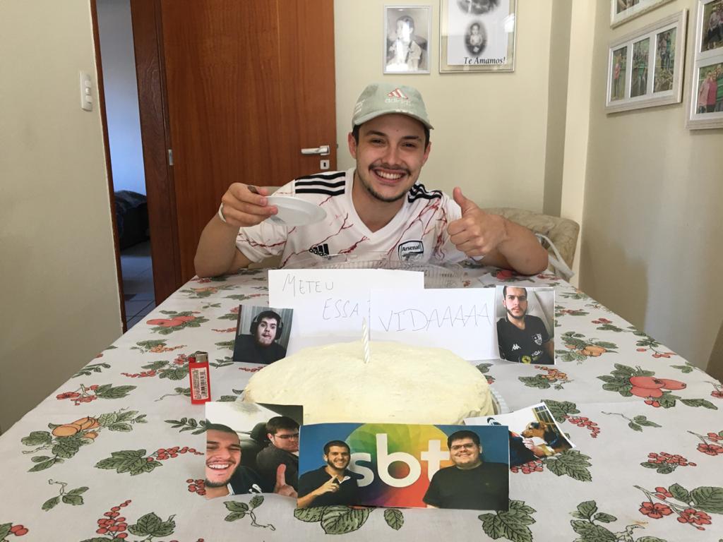 NascifGabriel's tweet photo. Aniversário  temático? Temos, mais um ano de VIDAAAAAA! E não poderia ser diferente, agradecer aos IDIOTAS DO BEM por sempre promover o melhor do entretenimento, fica aí uma pequena homenagem a esses 2 gênios. Sim, eu meti essa😳! @Casimiro @pedrocertezas ÍDOLOS!!! https://t.co/l50nuyA7Ea
