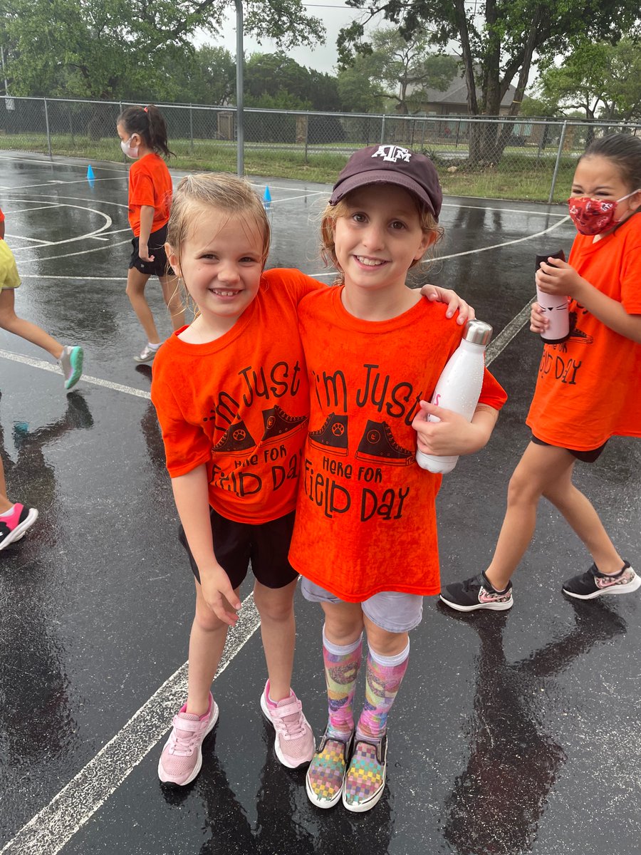 WrayKrista's tweet photo. Field Day 2021 wouldn’t be complete without a downpour of rain to start the morning. The kids loved it! Judging my kids’ faces at the end of the day, I’d call it a success! Kudos to Coach Smith for planning a fun-filled day! @LyssyKim @jill_corona @AlexandreaLedf2 https://t.co/pagQ6nOOsh