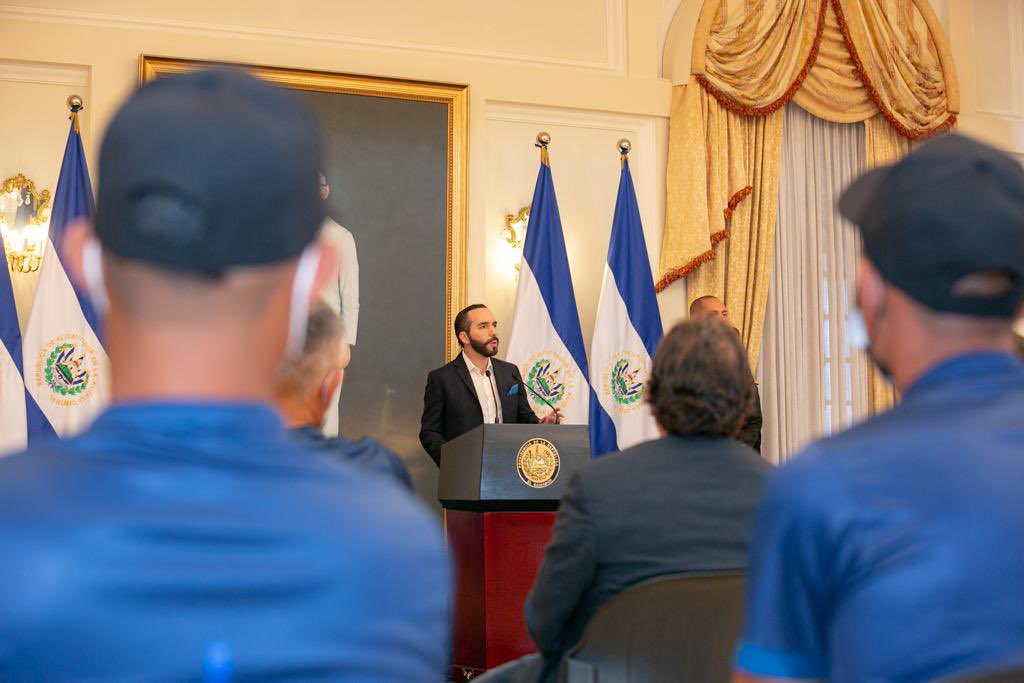 PresidenciaSV's tweet photo. "Hay suficientes pruebas para condenar mucho más de un siglo a este señor Hugo Osorio, y también está colaborando para acusar a otras nueve personas que cometieron delitos", Presidente @nayibbukele. https://t.co/bU3TnczAbA