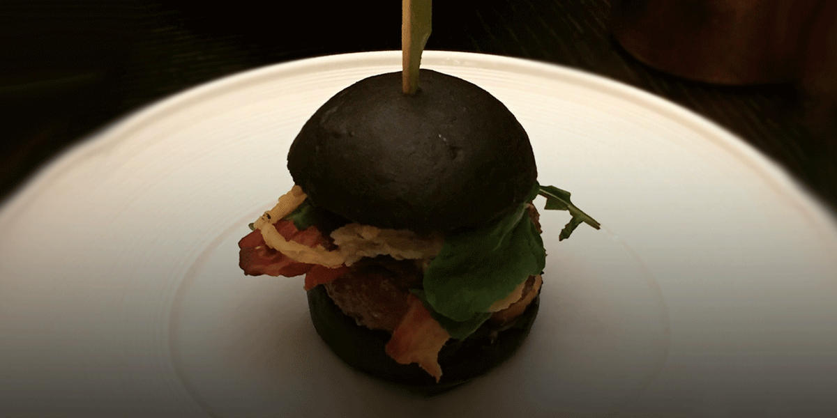 BeefbarMexico's tweet photo. Excepcionales creaciones para los gustos más diversos. Ven esta tarde a #Beefbar y prueba nuestras hamburguesitas 🍔 con carne premium. ¡Te encantarán! 👌🏻🤤

📱 55 52 63 88 95
📍 En Camino Real Polanco https://t.co/xCblLSC2ex