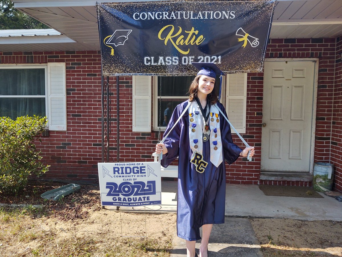 LizziefayeM's tweet photo. Congratulations Katie Meadows! Tonight is a big night. #polkgrad21 https://t.co/qn9xkHqORz