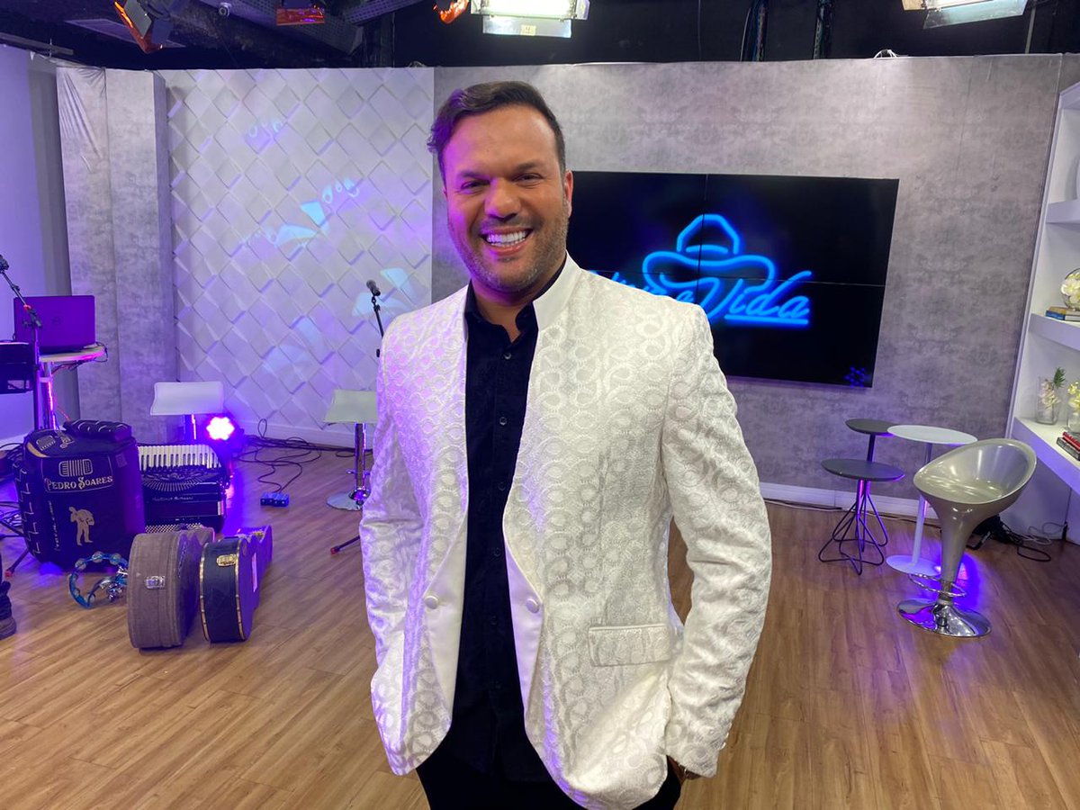 REDEVIDA's tweet photo. Afaste o sofá, aumente o volume e cante com Padre Alessandro Campos no #VivaaVida.

▶ https://t.co/dWBRzrrbQj https://t.co/s4TH5RSrQH