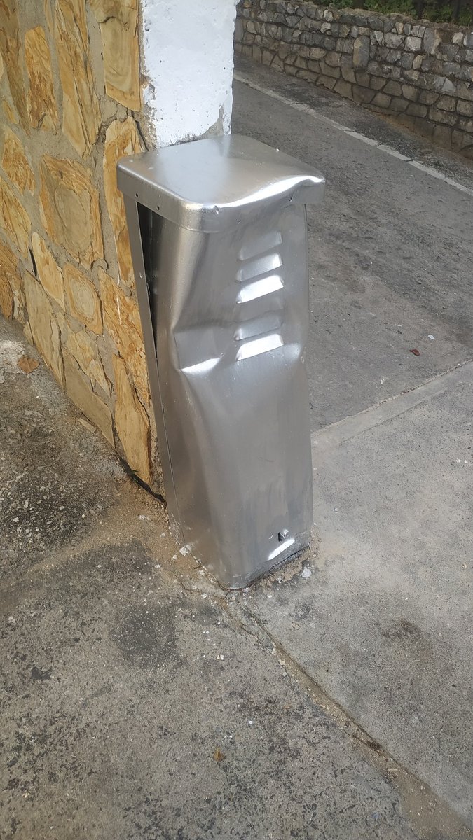 LuisCarlos's tweet photo. Una referencia del supuesto plan de recuperación de Caracas es este: un cajetín chocado que decidieron pintar. No reparar. Pintar.
Como ese, también con los demás dejaron pintura chorreada y los mismos huecos de antes. Solo tienen una capa de campaña y ningún presupuesto público. https://t.co/ScQdrSGgdl