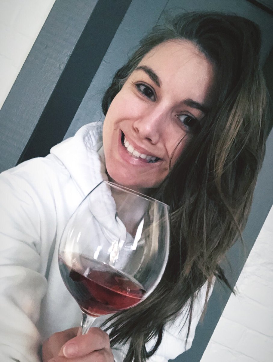 CaitlinMFrancis's tweet photo. Did someone say #NationalWineDay?! 🍷

I have a rosé from @sharpehill that I love, but I’m usually a red wine girl. 

What do you prefer? Red, white, pink, or sparkling? 

#local #ct #wine #connecticutwine https://t.co/a7DhsuCvwI